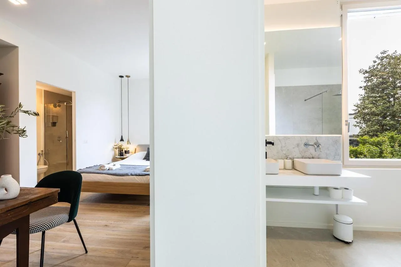 *Villa Olivo*With Private Terrace & Jacuzzi + 3Bedrooms Milano 0*,